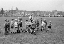 127000 Afbeelding van kinderen tijdens een spel in het kader van de door de gemeente georganiseerde vakantieontspanning ...